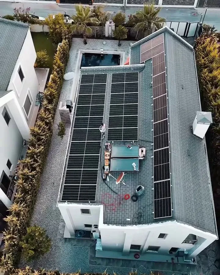 Belek güneş paneli kurulu villanın drone görüntüsü
