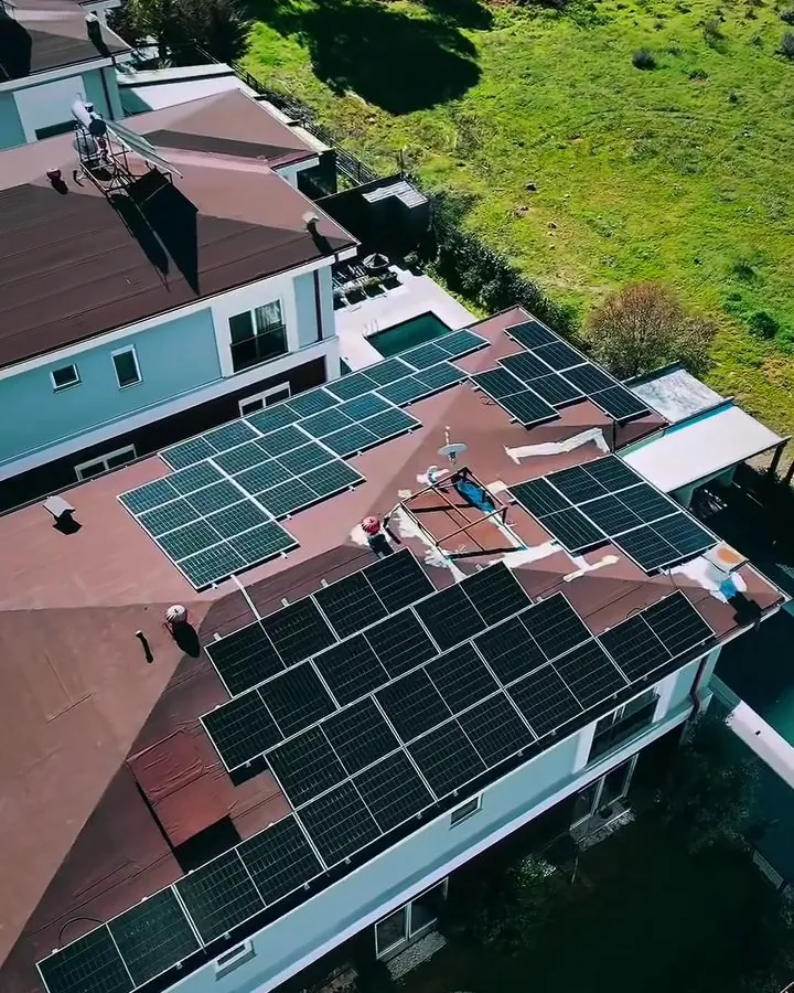 Döşemealtı'nda villa çatısında hibrit inverter ve batarya ile güneş enerjisi sistemi