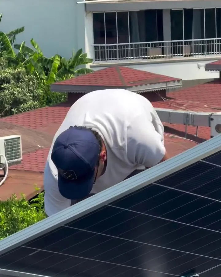 Manavgat'ta çatıda güneş paneli montajı, panel bazlı inverter ve optimizer planlaması