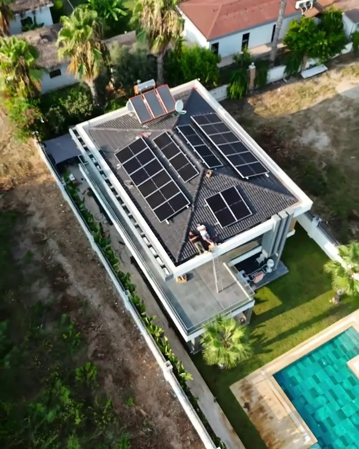 Antalya'da tamamlanmış villa çatısında TOPCon güneş paneli kurulumu